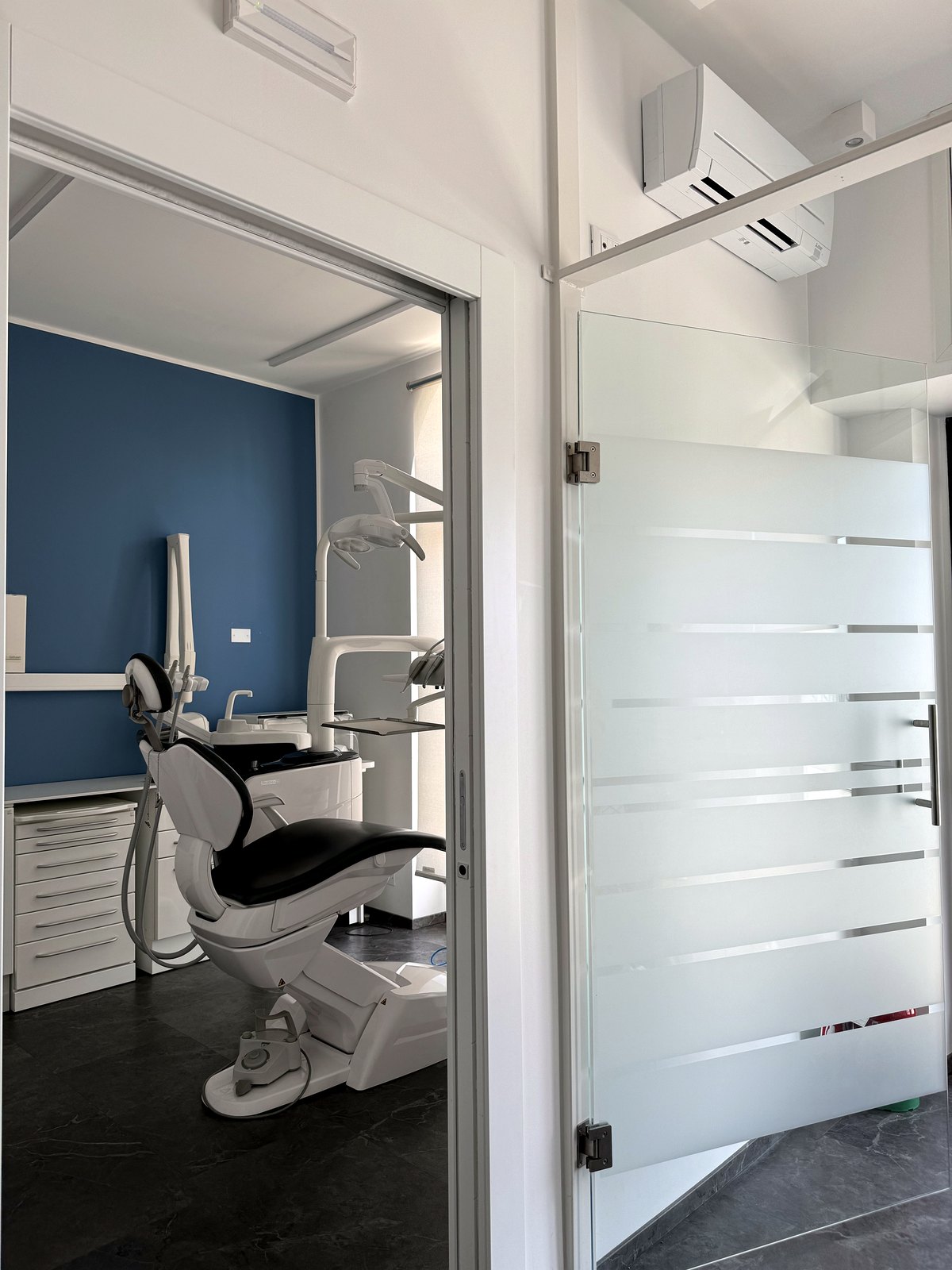 Ingresso dello studio Scislowski Odontoiatria a Porto Recanati