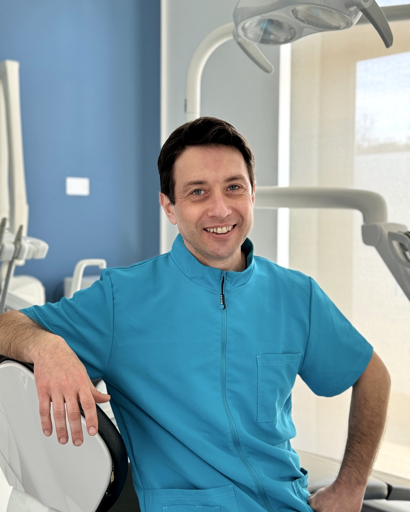Il Dott. Emanuele Scislowski nel suo studio a Porto Recanati
